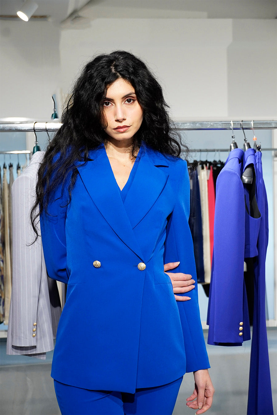 Conjunto de tres piezas único en color azul eléctrico